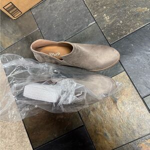Suade short heel boot